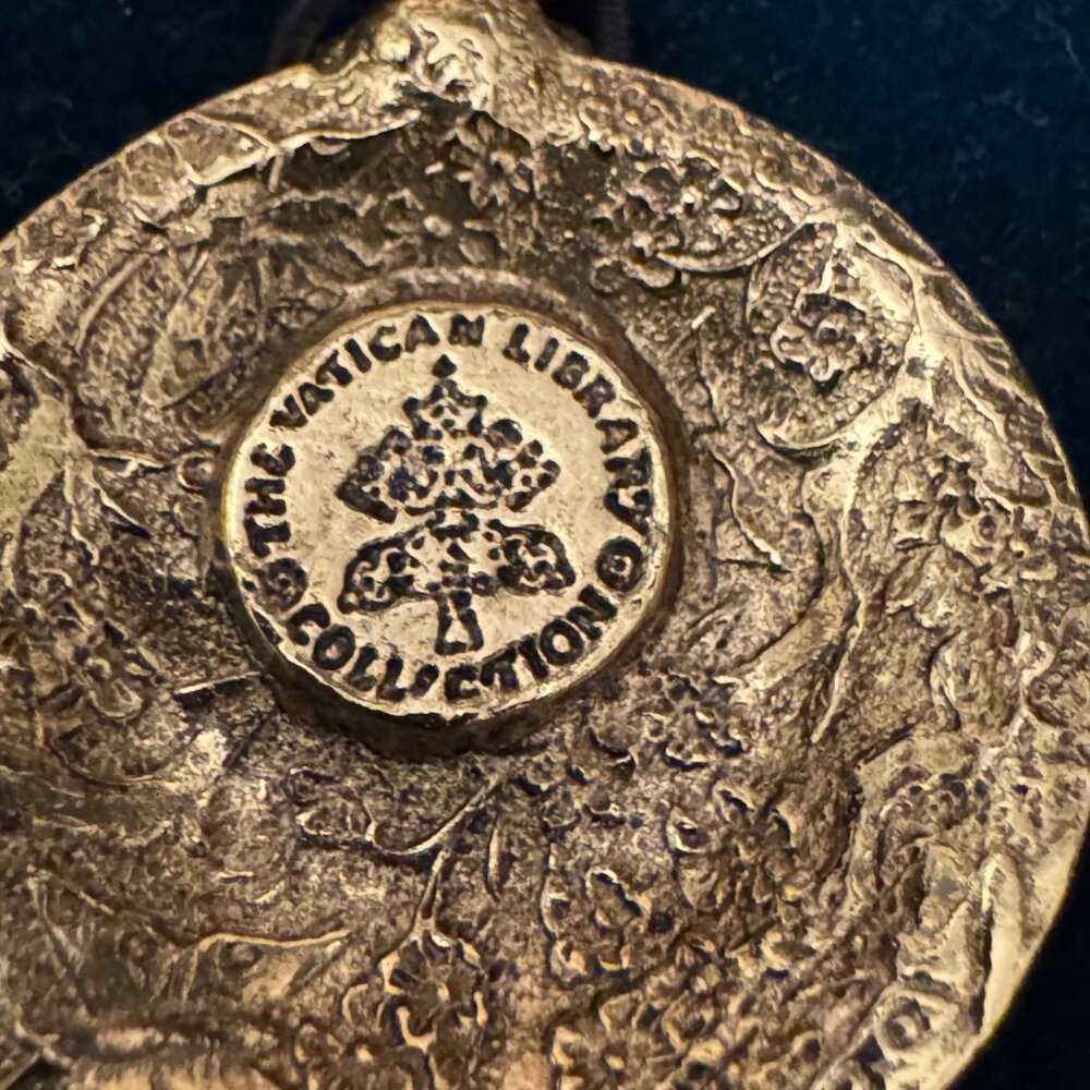Vatican Library Collection Goldtone Fish Medallion Keyring With Crystal Accents - Picture 5 of 8